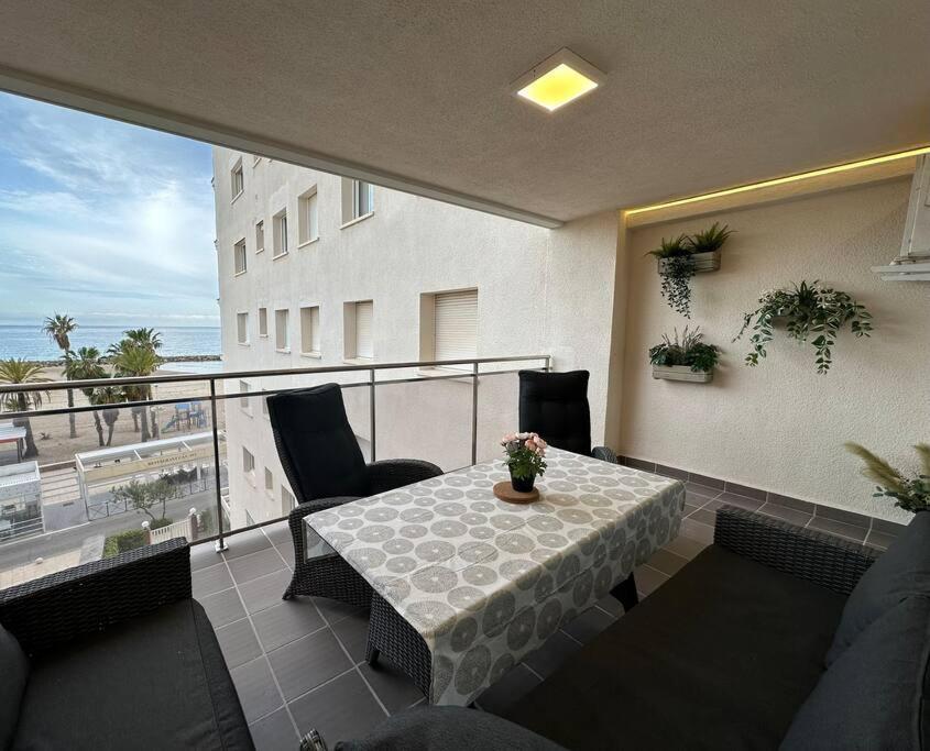 Cunit, Front Line With Sea View Apartment Exterior photo